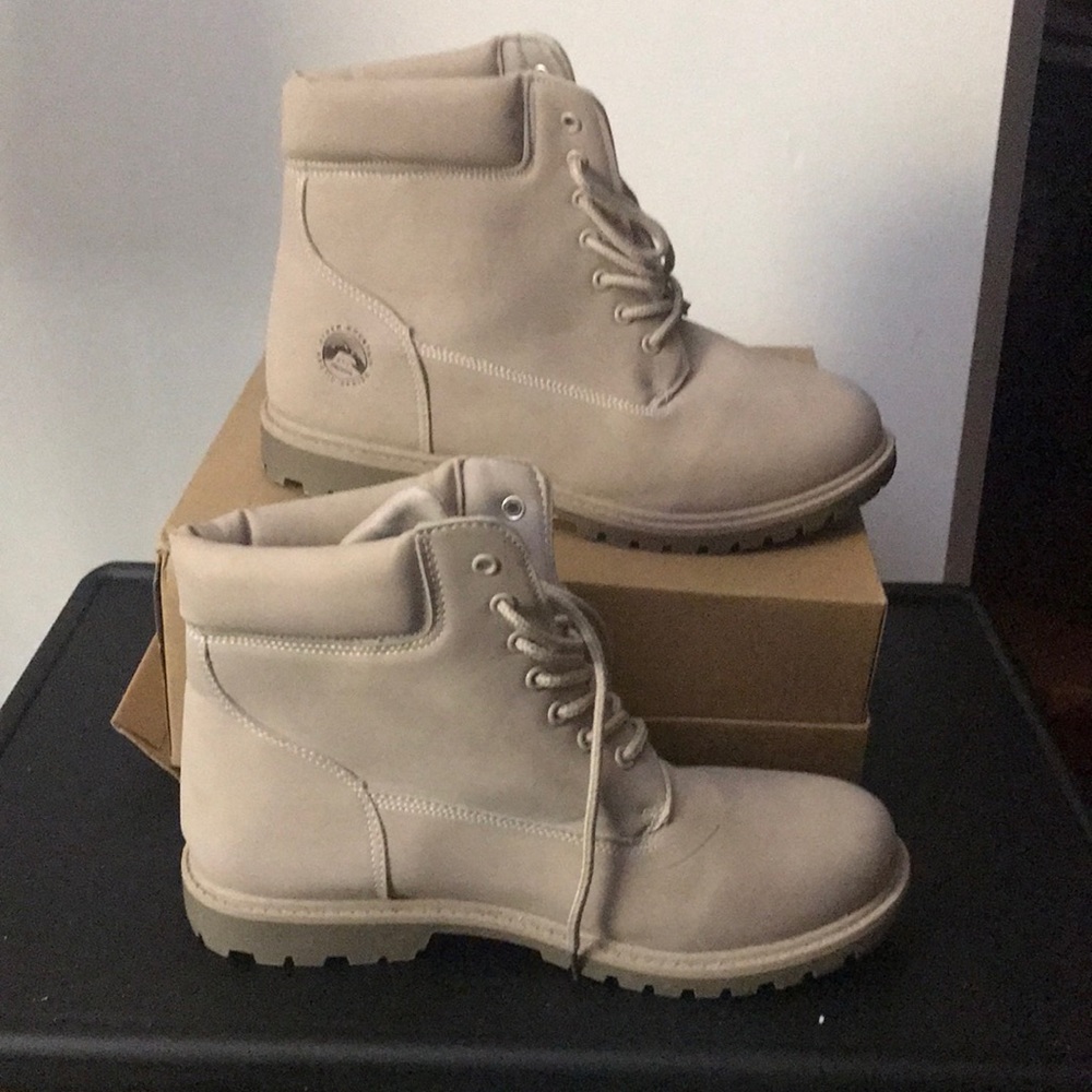 NWOT  Storm Mountain Arctic series boot